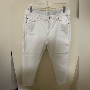 ✨Women’s White KanCan Jeans Size 13